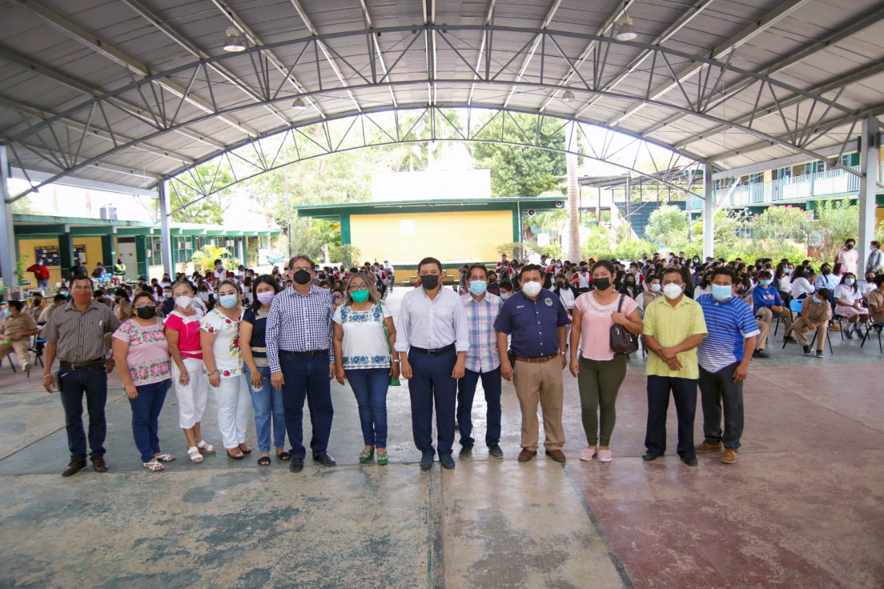 Emotiva visita del presidente municipal, Alfredo Fernández, a la escuela secundaria Antonio Mediz Bolio