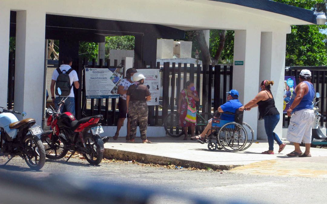 Asistencia de votantes a la casilla ubicada en la escuela secundaria José Inés Novelo, en Valladolid, Yucatán.