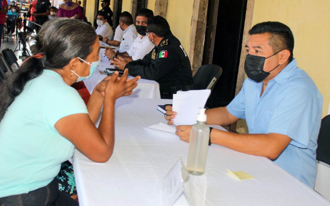 El alcalde vallisoletano, Alfredo Fernández Arceo, atendiendo a una mujer como parte del programa municipal Martes Ciudadano.