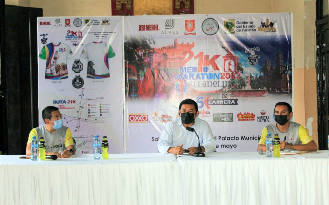 Presentación de la carrera atlética en los corredores del palacio municipal. En el centro, el presidente municipal, Alfredo Fernández Arceo; a su izquierda, el organizador de la carrera, C. Noe Rodríguez Cervera.