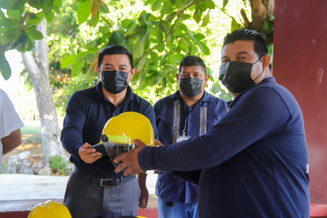 ENTREGAN EQUIPO A LA COORDINACIÓN MUNICIPAL DE PROTECCIÓN CIVIL.