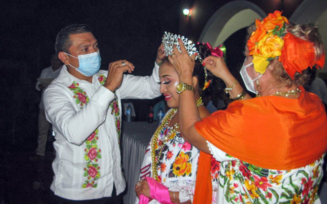 La señorita María Esmeralda Ku Ciau es coronada de manos del presidente municipal, C. Carlos Manuel Kuyoc Castillo y la Síndica Municipal, Teisi Castillo Fernández, en Hunukú, comisaría de Temozón, Yucatán.