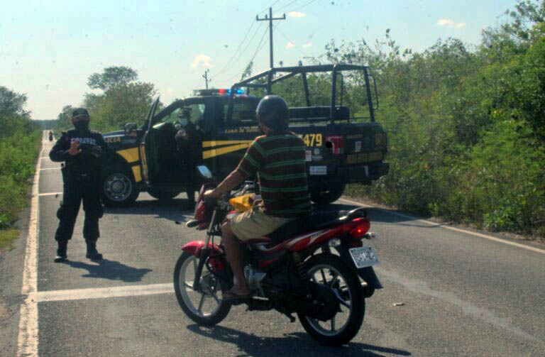 La Policía estatal cerró el acceso a esta vía mientras los peritos hacían el levantamiento y la recolección de evidencias que pudieran llevar a la detención de los homicidas.