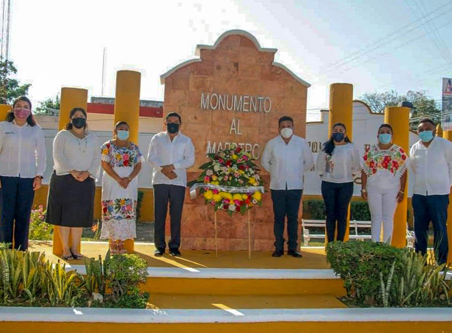 El Cabildo vallisoletano encabezado por el alcalde, C. Alfredo Fernández Arceo, colocaron una ofrenda floral en el monumento al maestro en el parque del barrio de Bacalar.