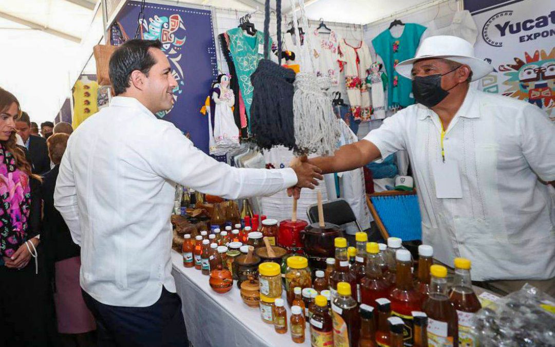 El gobernador del estado de Yucatán, Lic. Mauricio Vila Dosal, saluda a uno de los expositores yucatecos de la feria Yucatán Expone en la Ciudad de México.