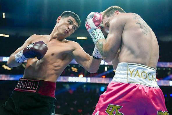 Saul El Canelo Álvarez pierde por decisión unánime ante el ruso Dmitry Bivol. En la imagen, un gancho del ruso penetra las defensas del mexicano e impacta en el rostro del pelirrojo.