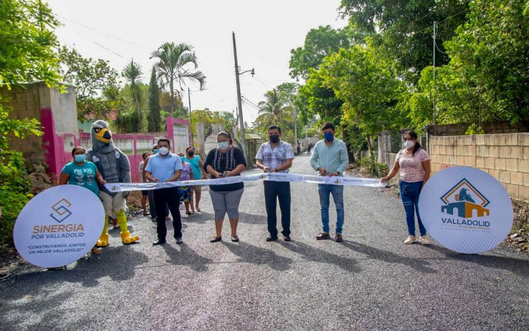 Corte de listón al entregar calles en la colonia "San Francisco".