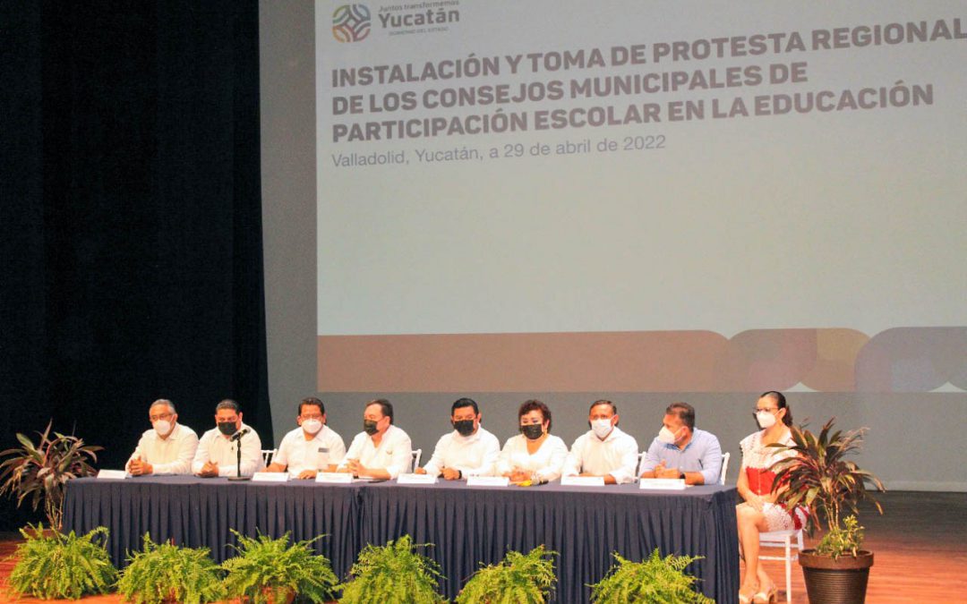 La toma de protesta de los consejos municipales se realizó en el teatro "José María Iturralde Traconis" en la ciudad de Valladolid, Yucatán.