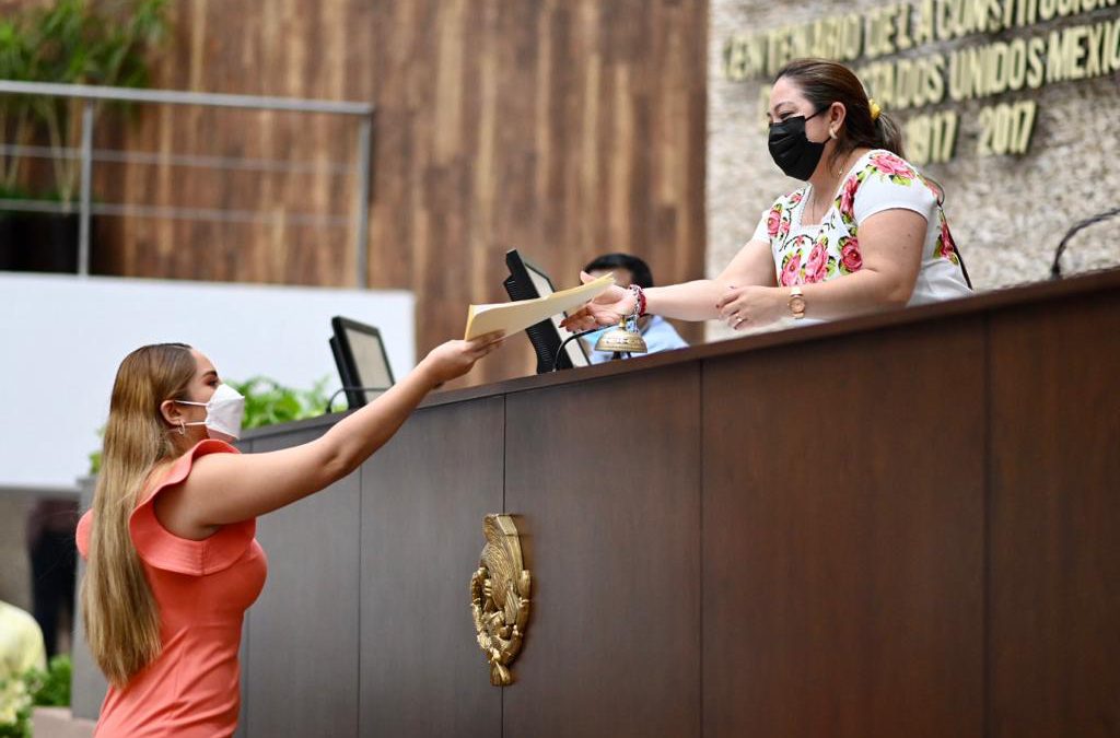 La diputada local Pilar Santos Díaz presentó una iniciativa para la creacion de una nueva ley que proteja a las abejas y fomente la apicultura.