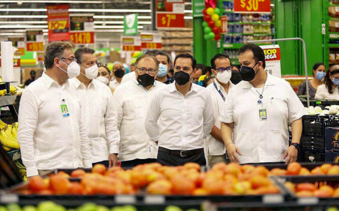 El gobernador del estado, Mauricio Vila Dosal, recorrió las instalaciones de un nueva tienda del grupo Walmart durante la inauguración de esta en el fraccionamiento Los Héroes, en el oriente la ciudad de Mérida.