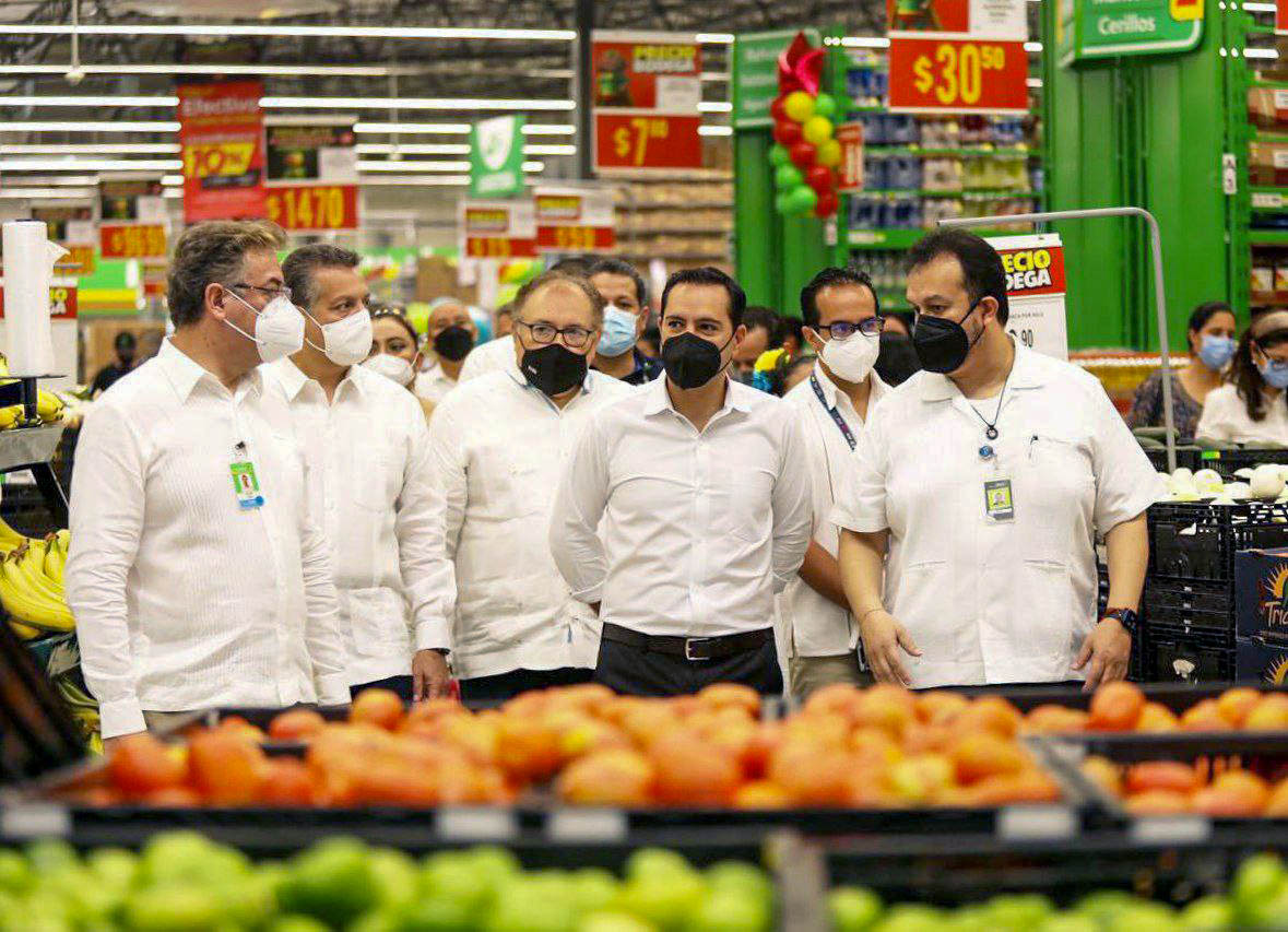 El gobernador del estado, Mauricio Vila Dosal, recorrió las instalaciones de un nueva tienda del grupo Walmart durante la inauguración de esta en el fraccionamiento Los Héroes, en el oriente la ciudad de Mérida.