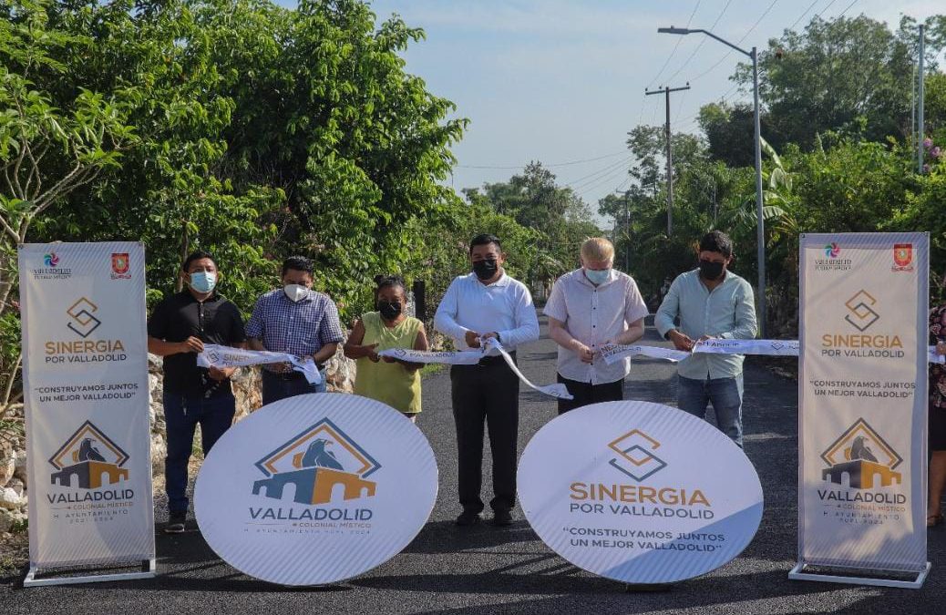 “Cumpliste con mejorarlas y entregarlas en tiempo y forma”, le dicen vecinos a Alfredo Fernández, al inaugurar la rehabilitación de calles en Pixoy