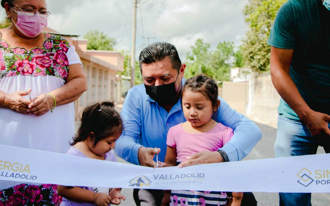 Inauguración de calles en la comisaría de Ebtun. En la imagen, el alcalde vallisoletano acompañado por dos niñas de la localidad corta el listón inaugural.