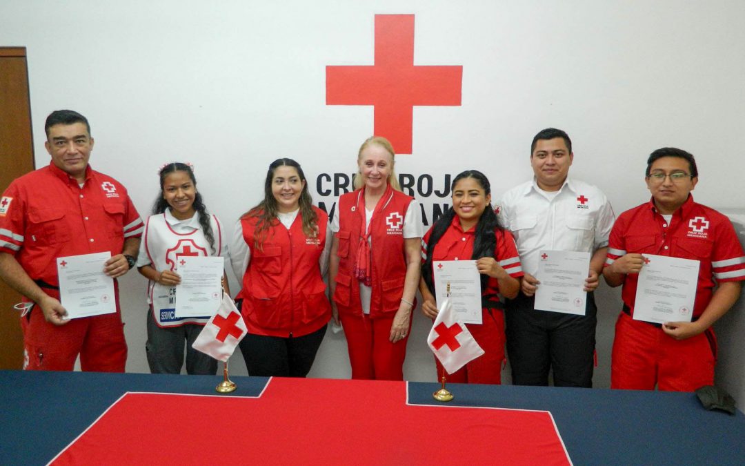 La delegada estatal de la Cruz Roja de Yucatán realizó la entrega de nuevos nombramientos en diferentes coordinaciones en las oficinas administrativas de dicha institución.