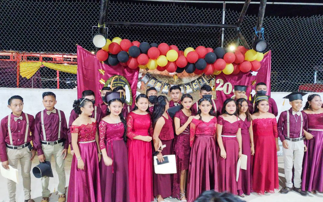 Egresan jóvenes de la secundaria de Kanxoc