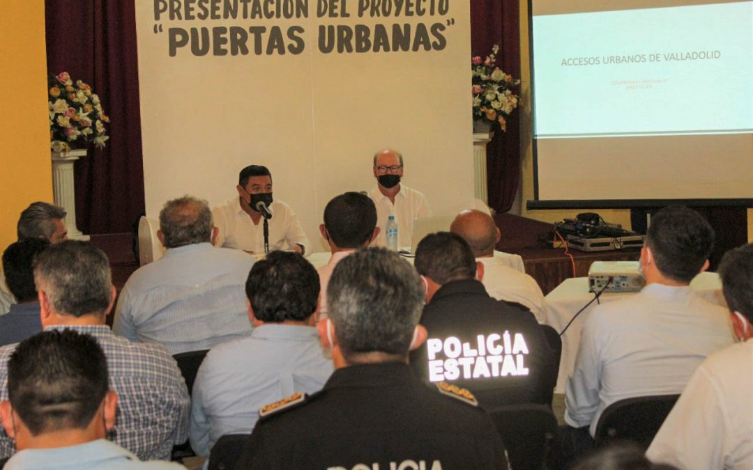 El presidente municipal, Alfredo Fernández Arceo, durante la presentación del proyecto "Puertas Urbanas" en el Salón de los Compositores, de la Casa de la Cultura, en Valladolid, Yucatán.