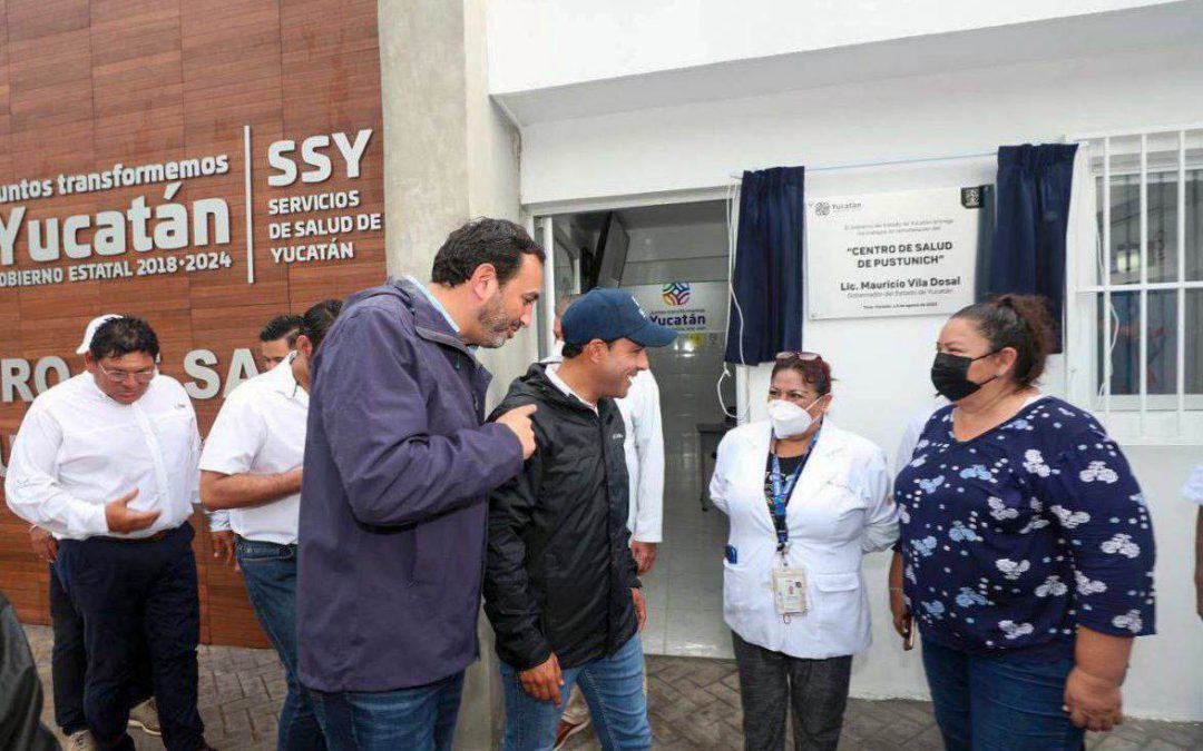 El gobernador del estado, Lic. Mauricio Vila a su llegada al centro de salud de Pustunich.