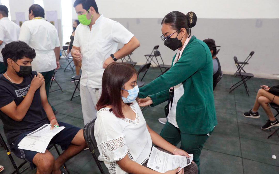 Jóvenes recibiendo la vacuna contra el coronavirus en Yucatán.