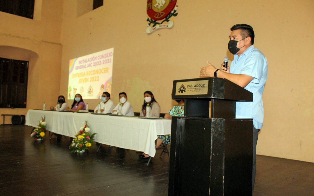 El C. Alfredo Fernández Arceo, durante la instalación de la 1ª sesión del consejo general de la Asociación "Juventud Activa en Comunidad" que se llevó a cabo en el Ex Telar La Aurora, en Valladolid.