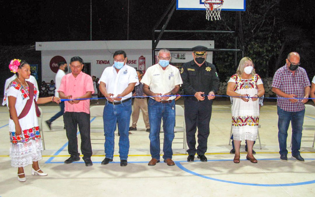 El corte del listón inaugural estuvo a cargo de la presidenta municipal, Profa. Martha Eugenia Mena Alcocer. (segunda de derecha a izquierda).