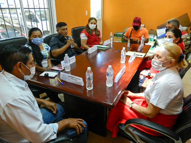 Michelle Byrne de Rodríguez en Reunión con el alcalde de Kinchil, C. Carlos Valentín Pech Dzib.