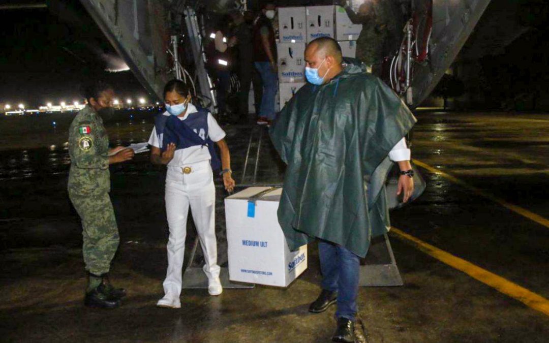 Personal de las fuerzas armadas y del gobierno del estado supervisaron el desembarque de las vacunas en la BAM 8 en la ciudad de Mérida.