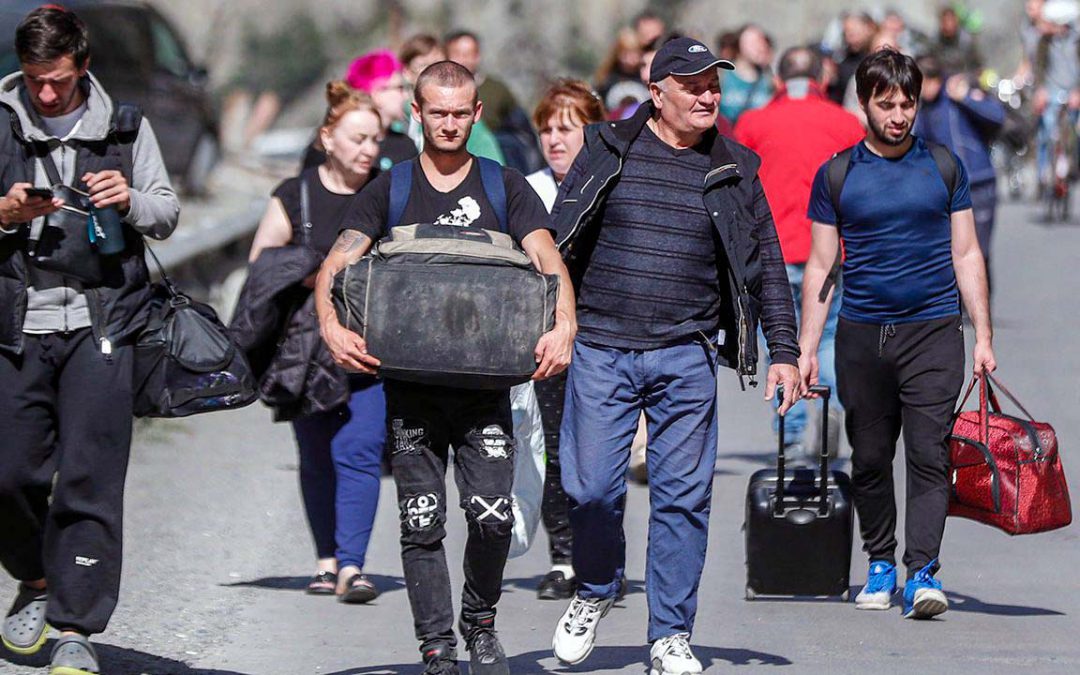 Ciudadanos rusos huyen para no unirse a la guerra contra Ucrania.