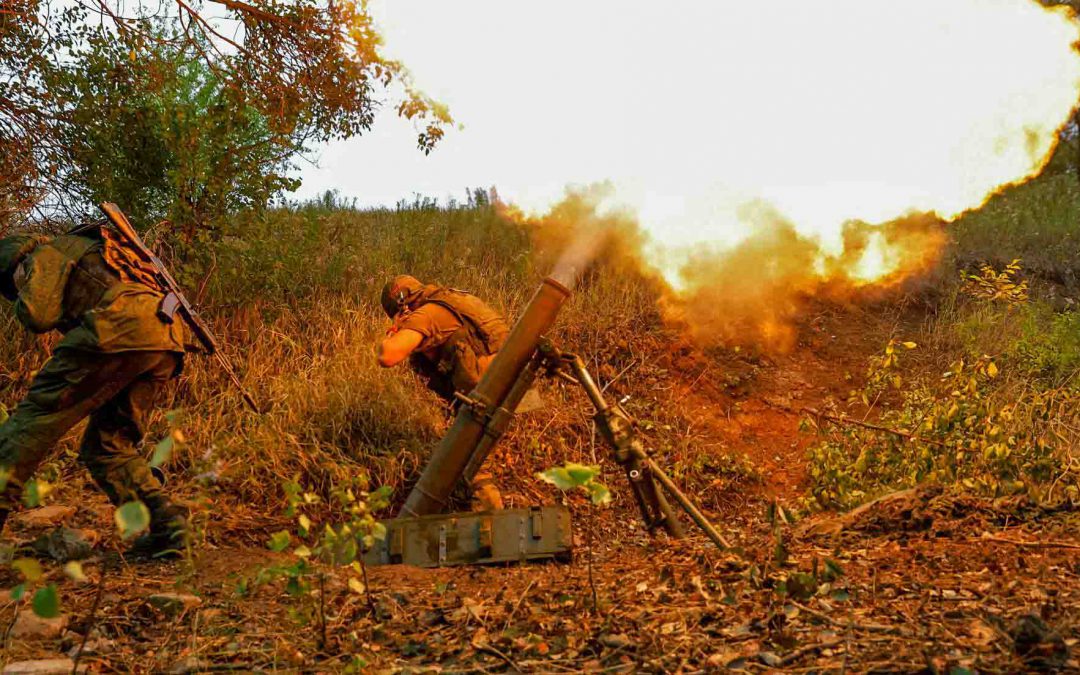 Soldados ucranianos abren fuego de mortero sobre posiciones rusas durante la contraofensiva en el noreste del país.