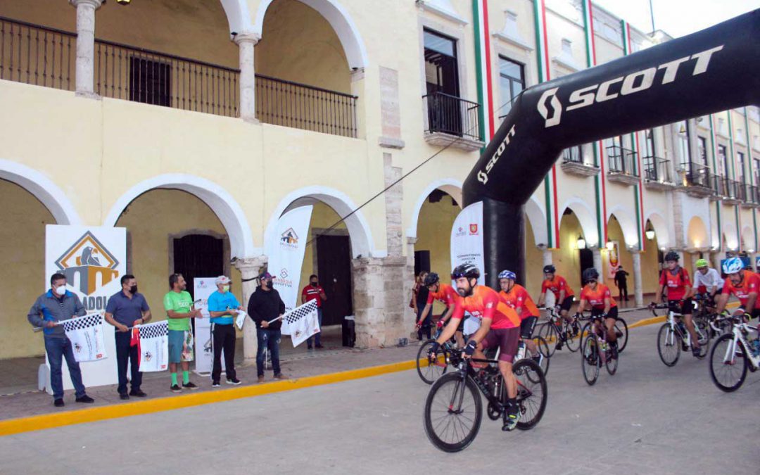 Autoridades municipales encabezadas por el alcalde Lic. Alfredo Fernández Arceo dieron el banderazo de salida a la Rodada Ciclista por México.