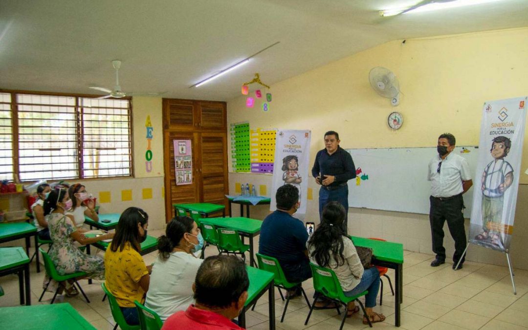 El presidente municipal de Valladolid, Lic. Alfredo Fernández Arceo presentó ante comités de padres de familia el nuevo programa y sus objetivos.