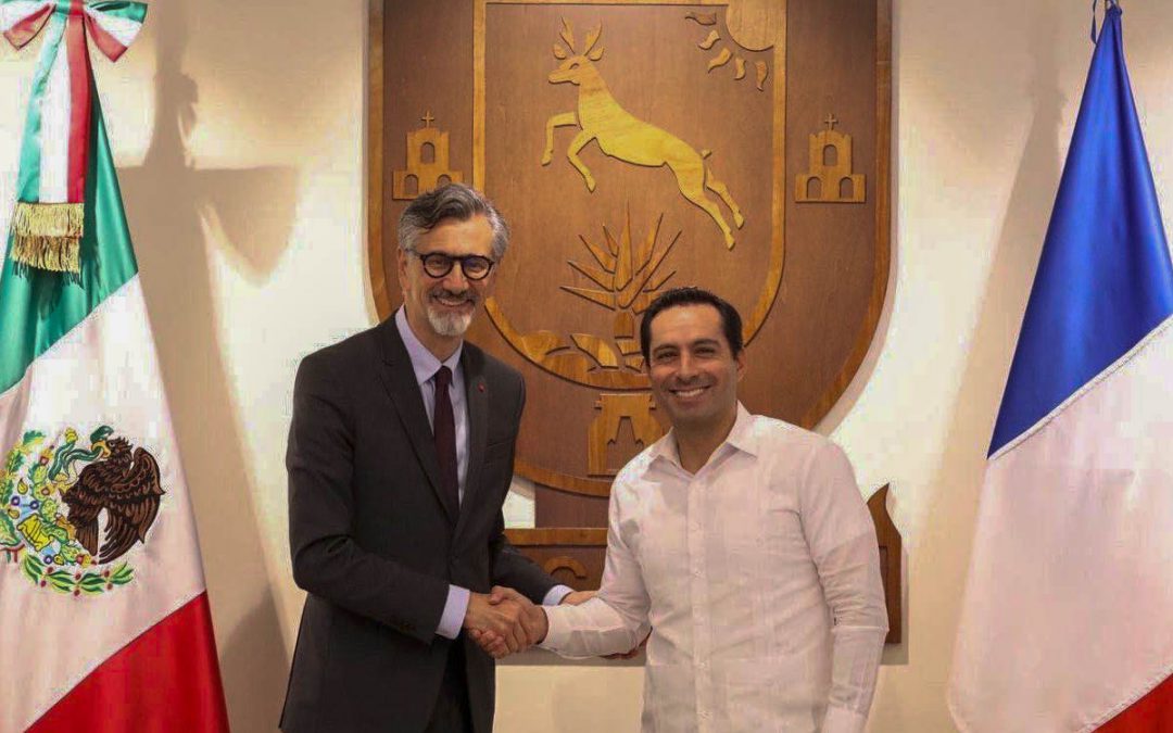 El embajador de Francia en México, Jean-Pierre Asvazadourian y el gobernador de Yucatán, Mauricio Vila Dosal, en el palacio de gobierno.