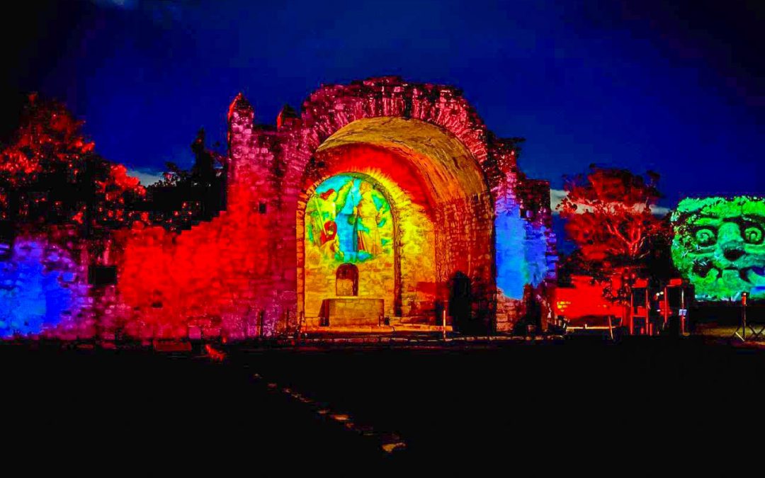 Un aspecto del Videomapping "Pasos de Luz" en la zona arqueológica de Dzibilchaltún recientemente inaugurado por el gobernador del estado, C. Mauricio Vila Dosal.