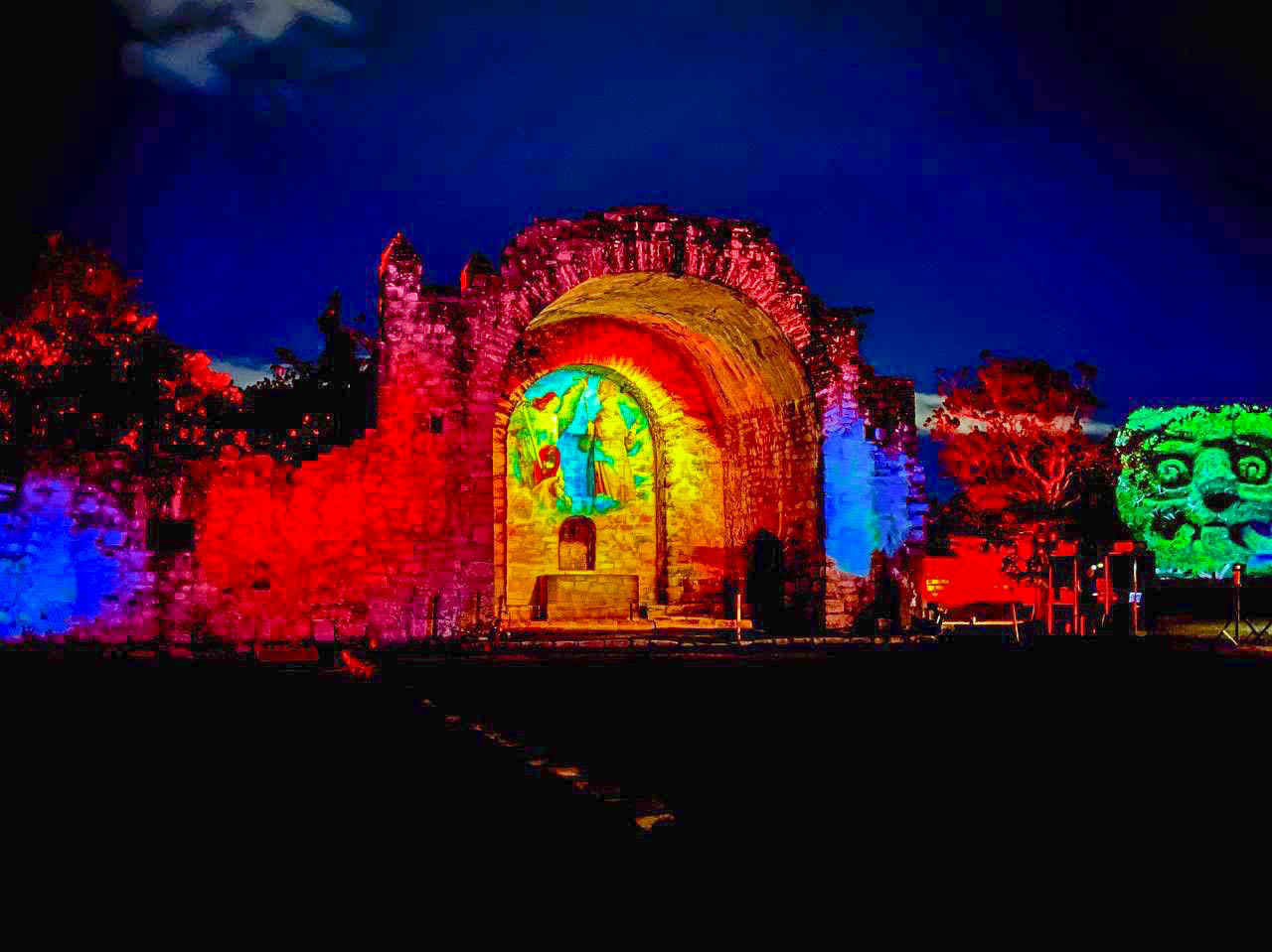 INAUGURAN EL VIDEOMAPPING «PASOS DE LUZ» EN LA ZONA ARQUEOLÓGICA DZIBILCHALTÚN.