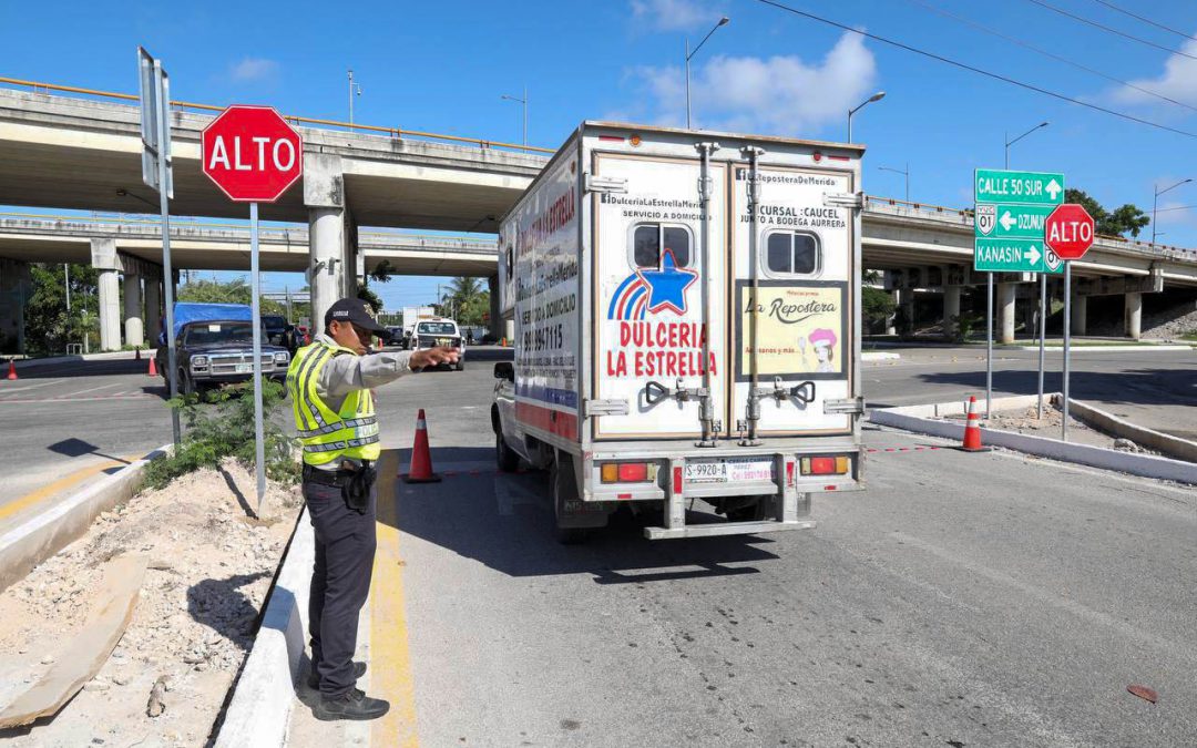 Policía Estatal dirigiendo el tránsito en el periférico de la ciudad de Mérida.