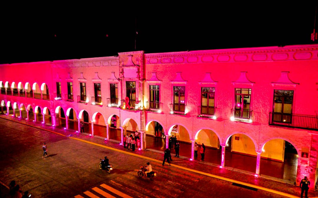 Palacio Municipal de Valladolid iluminado en color rosa en el marco del Día Internacional de la lucha contra el Cáncer de Mama.