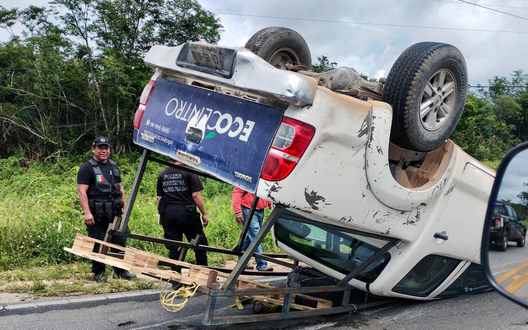 Camioneta volcada en la carretera Mérida-Puerto Juárez, registrándose únicamente daños materiales.