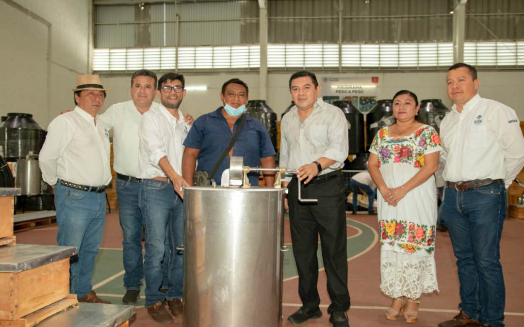 Entrega de herramientas e insumos a apicultores de la región encabezada por el presidente municipal de Valladolid, C. Alfredo Fernández Arceo.