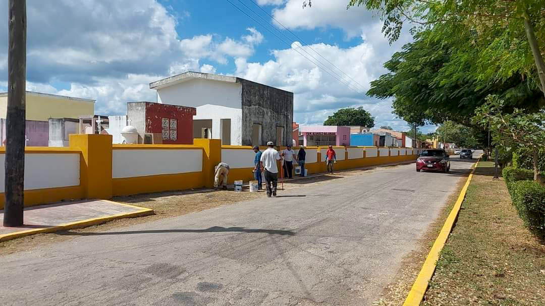 Trabajos de mantenimiento en el cementerio municipal a cargo de la dirección de Servicios Públicos Municipales.