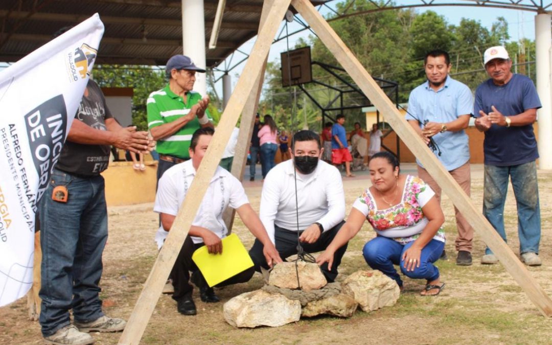 Primera piedra de los trabajos del parque de la comisaría de Tahmuy, Valladolid, Yucatán.