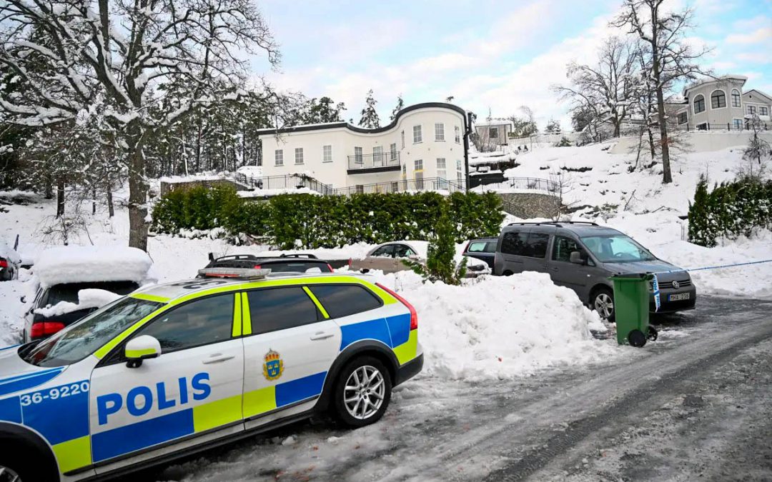 Las autoridades de Suecia arrestaron a dos personas por sospechas de espionaje en una operación la madrugada del martes en un área de Estocolmo.