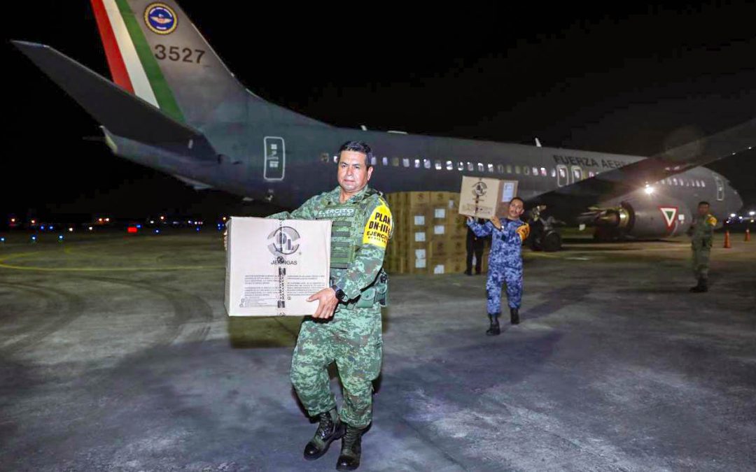 Militares descargando el cargamento de vacunas contra el coronavirus en la base numero 8 de la fuerza Aérea, en Mérida, Yucatán.