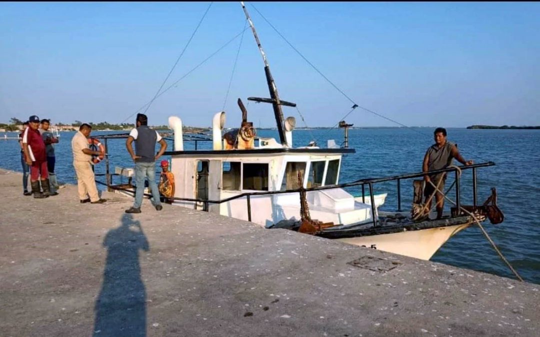 Después de 46 días en alta mar los pescadores y la pequeña embarcación "Máximo Emanuel" tocó puerto en Soto La Marina, Tamaulipas.