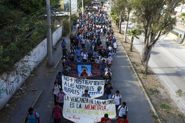 CHILPANCINGO: POLICÍAS ESTATALES PERSIGUEN Y DISPARAN A AUTOBÚS DONDE VIAJABAN NORMALISTAS