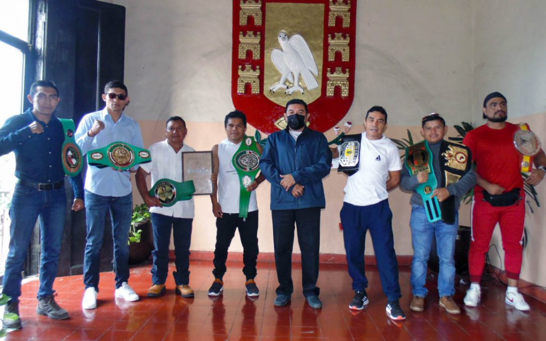 Campeones vallisoletanos posan con sus cinturones durante un homenaje en su honor en el Salón de los Murales en el Palacio Municipal de esta ciudad.