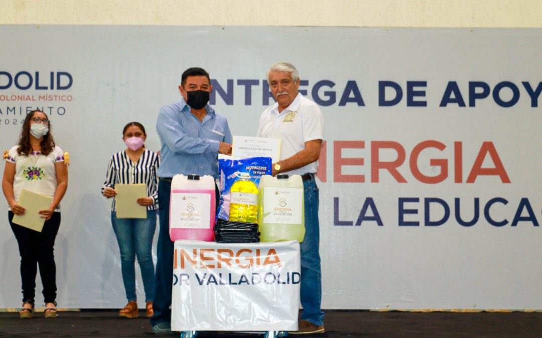 El Prof. Milton Aguilar, director de la secundaria técnica #6 recibe su kit de limpieza de manos del presidente municipal, Alfredo Fernández Arceo.