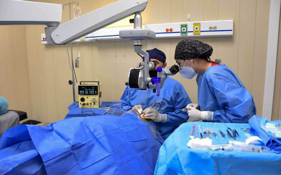 Cirujanos realizando una operación de cataratas en el Hospital Comunitario de Peto, en el estado de Yucatán.