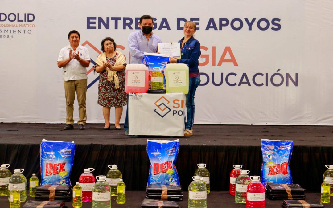 El alcalde de Valladolid realiza la entrega de material de limpieza a directivos de diferentes planteles escolares.