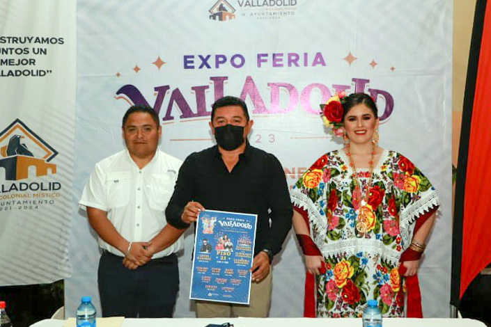 Presentación de la cartelera de la expo feria Valladolid 2023. En la Imagen, Joaquín Villalobos, presidente del comité organizador; C. Alfredo Fernández Arceo, presidente municipal y la Srita. Yareli Soberanis, embajadora de las festividades.