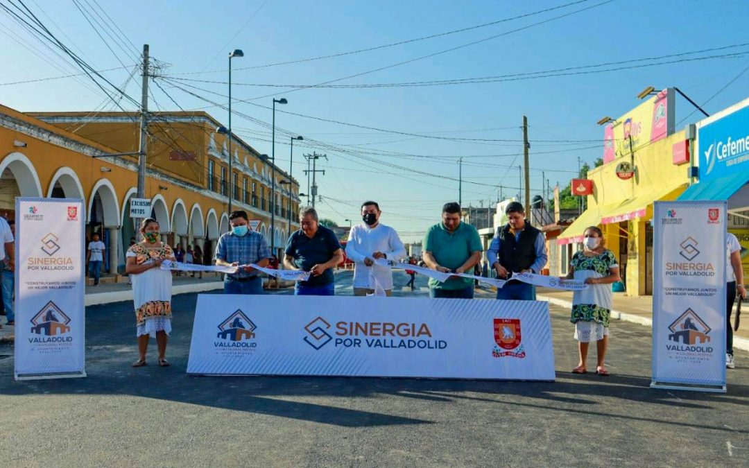 En compañía de locatarios del mercado Donato Bates y funcionarios de la SEDATU y del Ayuntamiento, el alcalde, Alfredo Fernández Arceo inauguró la calle 32 del mercado municipal.