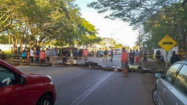 Manifestantes mantienen bloqueada la carretera federal que atraviesa el poblado de Pisté.
